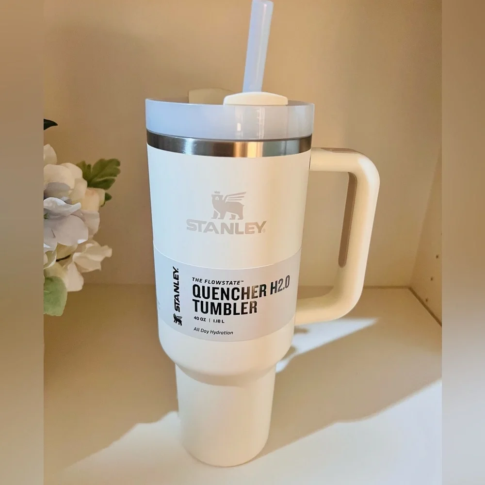🎉LAST PIECE🎉Stanley 40‎ oz. Quencher H2.0 FlowState Tumbler Cream